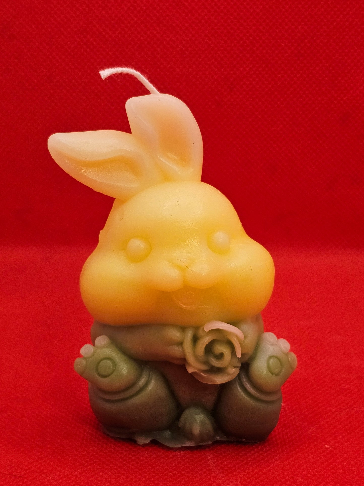 Kleiner Hase mit Blümchen Gelb-grün