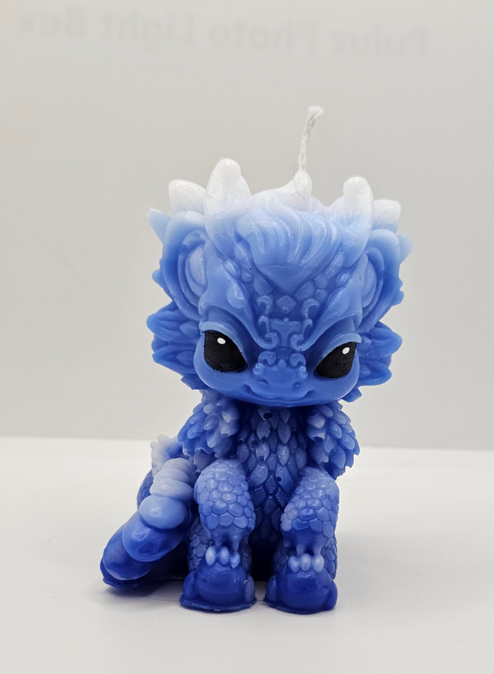 Kleiner Drache sitzend mit seitlichem schwanz