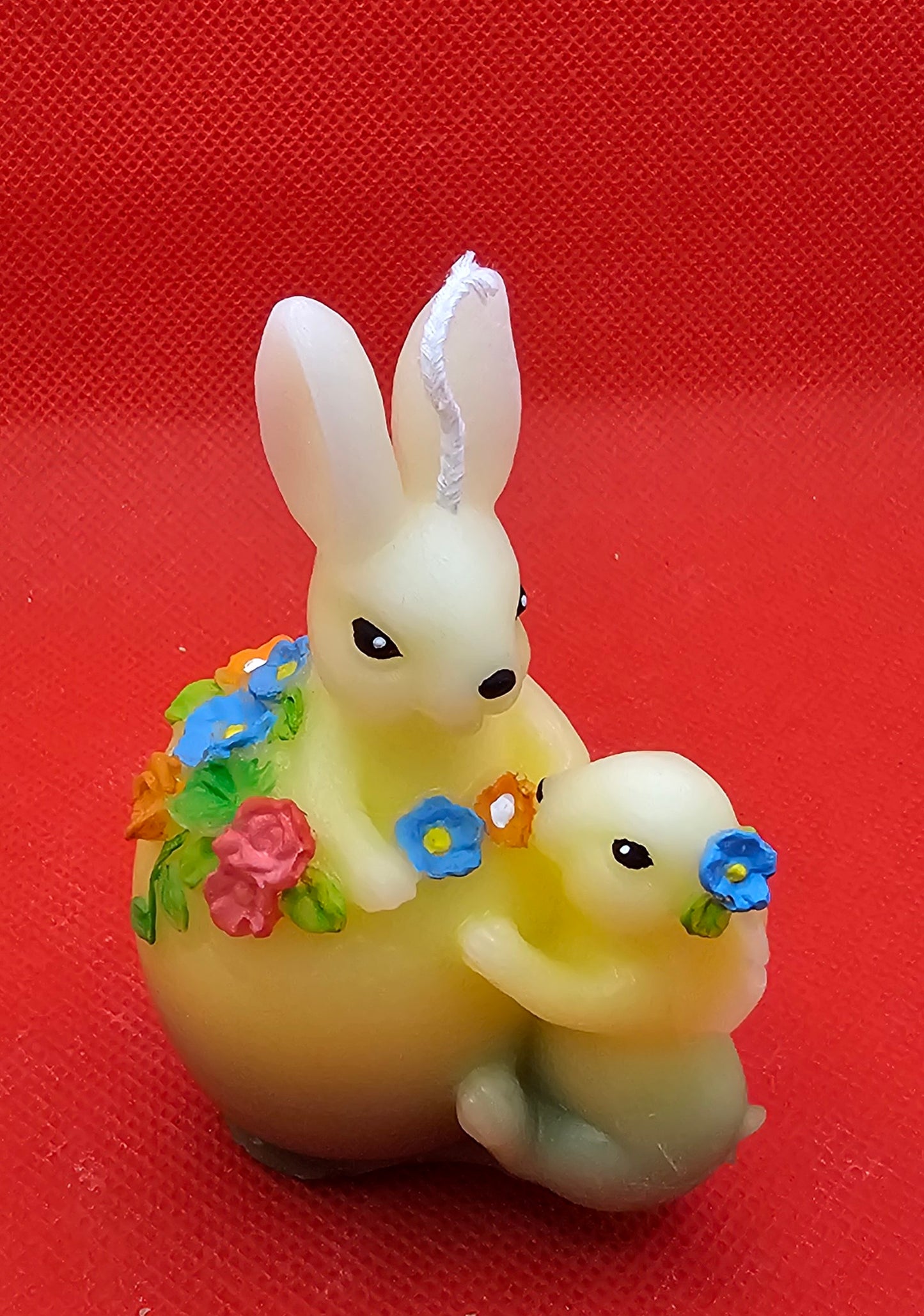 Hase im Ei mit Baby Hase und Blümchen weiss-gelb-grün