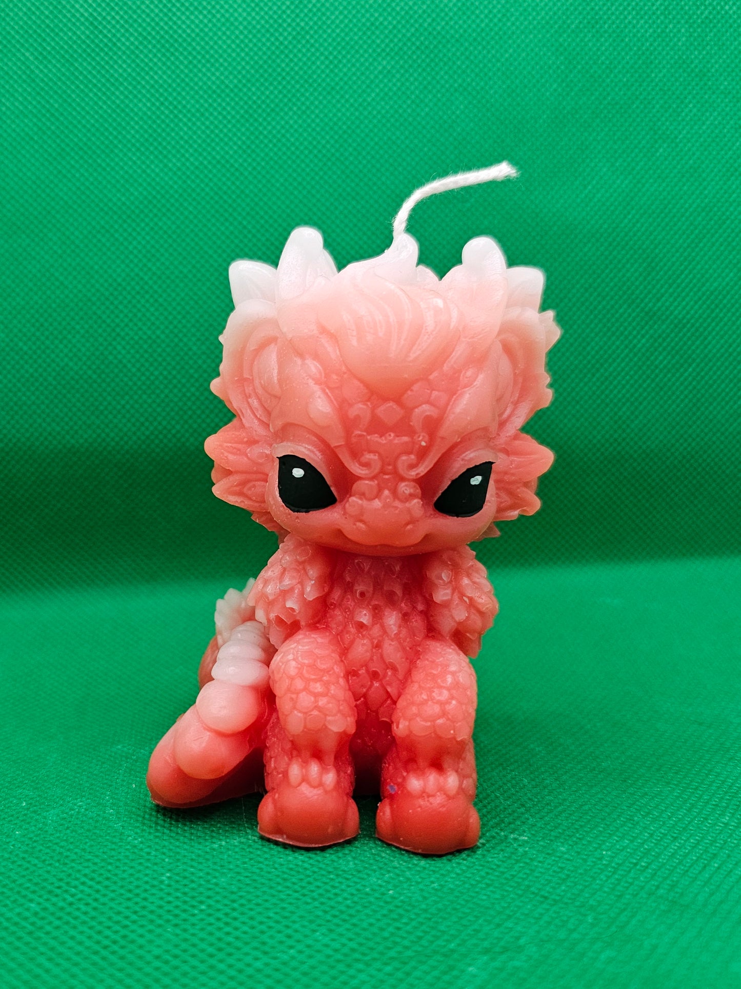 Kleiner Drache sitzend mit seitlichem schwanz