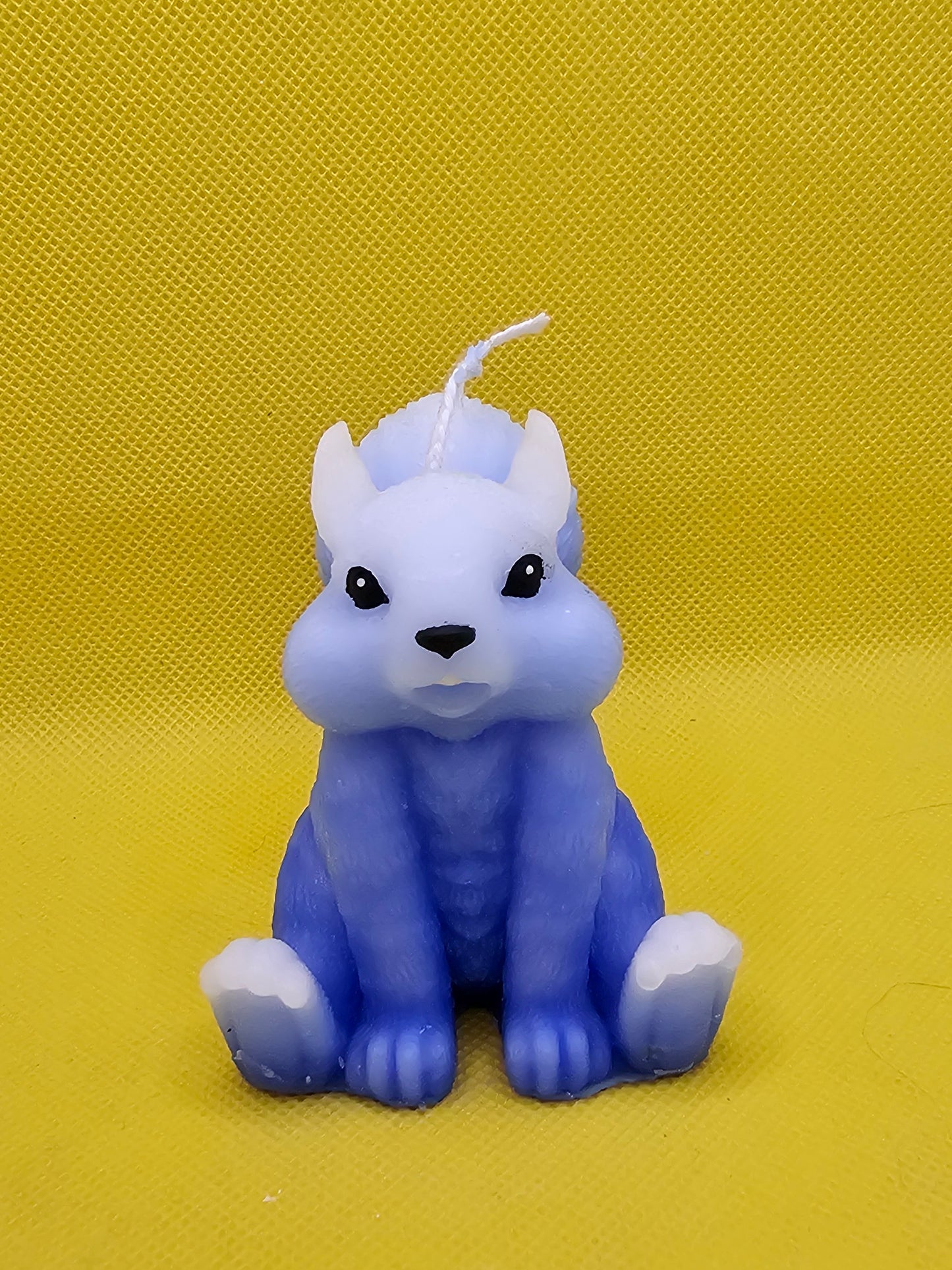 Hörnchen blau sitzend