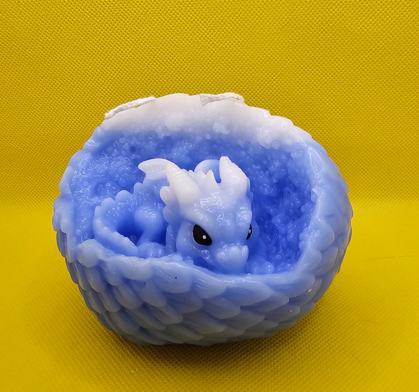 Babydrache blau im Ei liegend