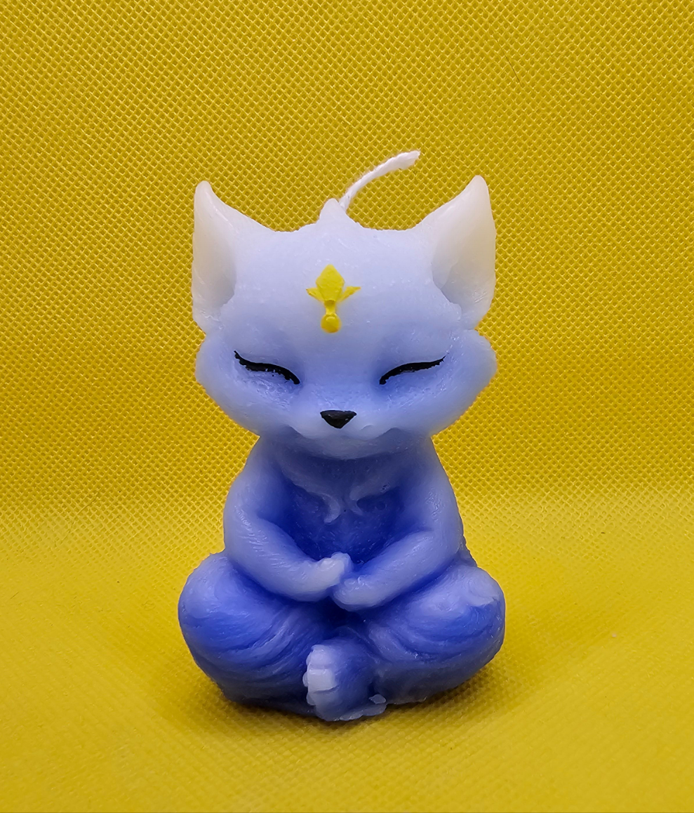 Kleiner bkauer Fuchs meditierend