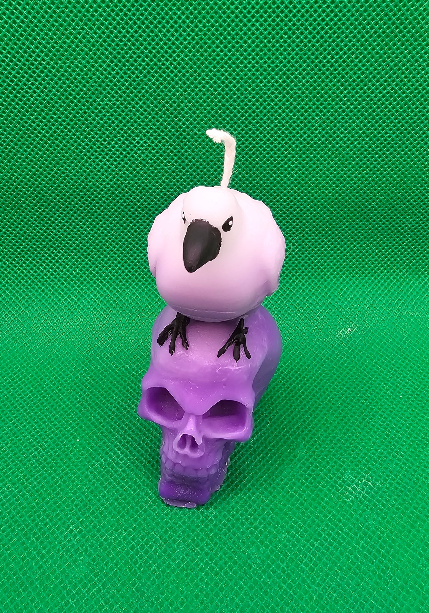 Rabe auf Schädel violett klein