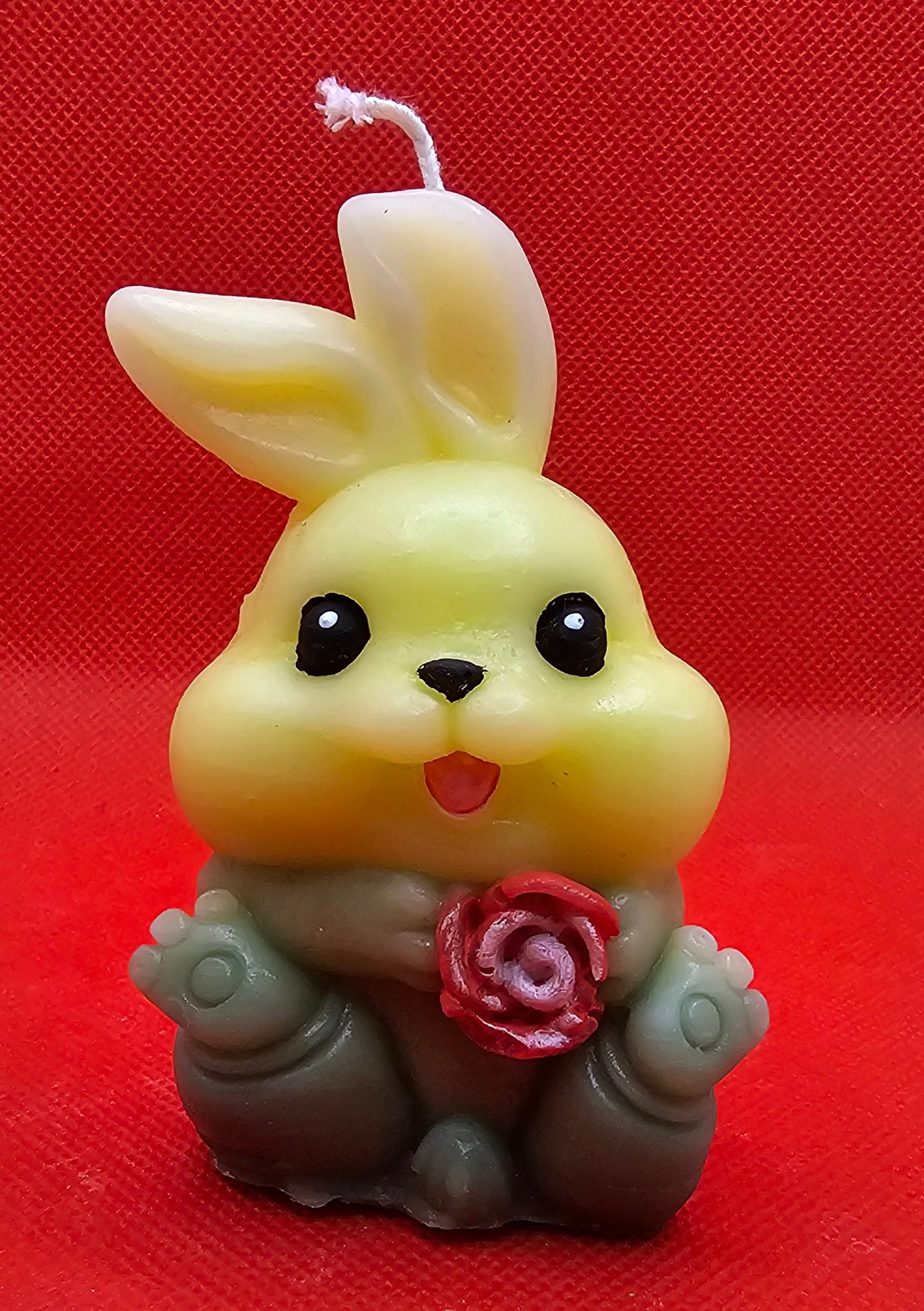 Hase sitzend mit Rose  gelb-grün