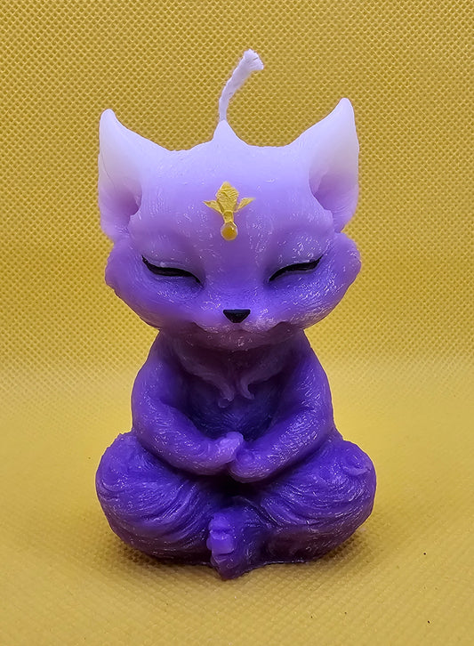 Kleiner Fuchs violett meditierend