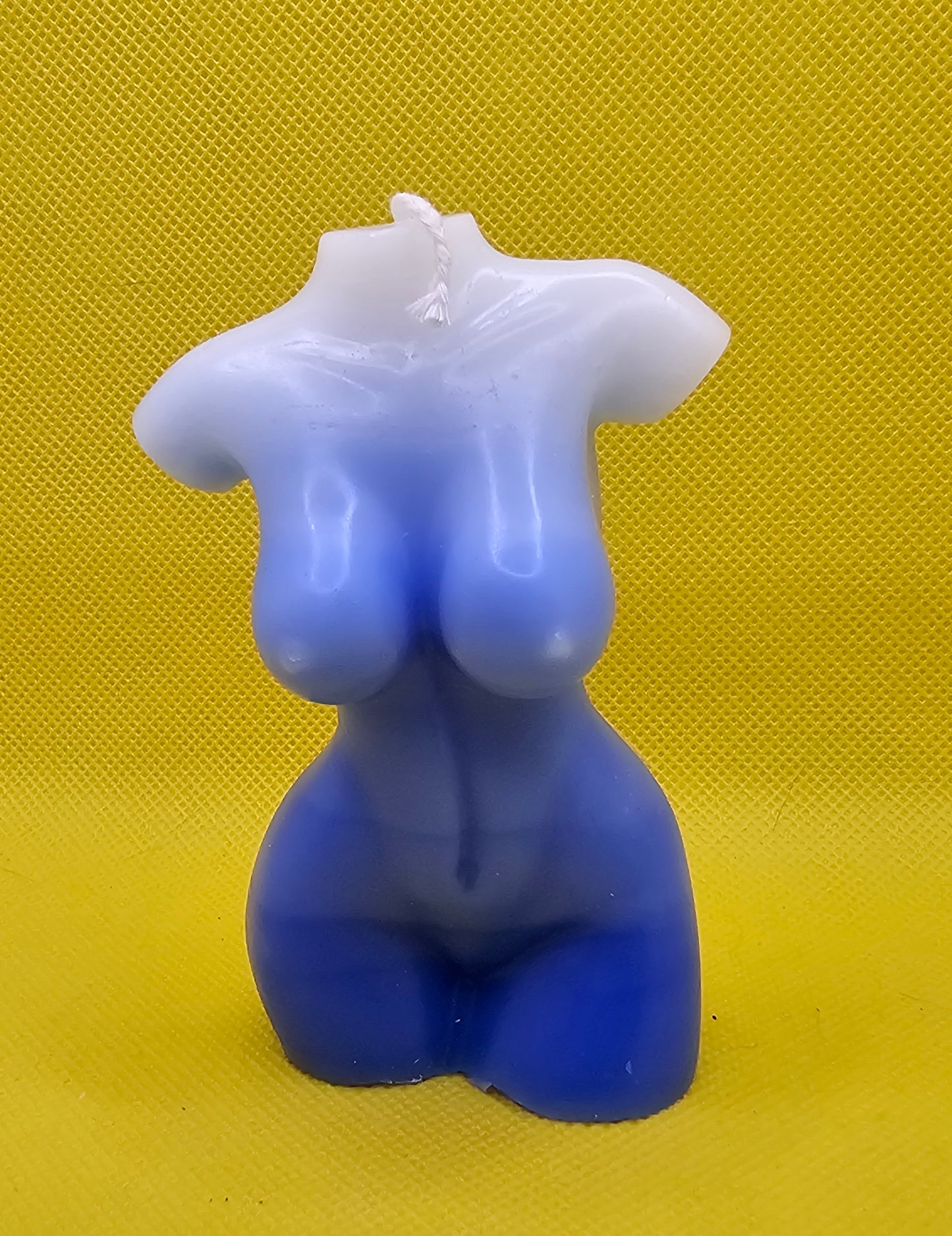 Frauenkörper blau grosse Brüste