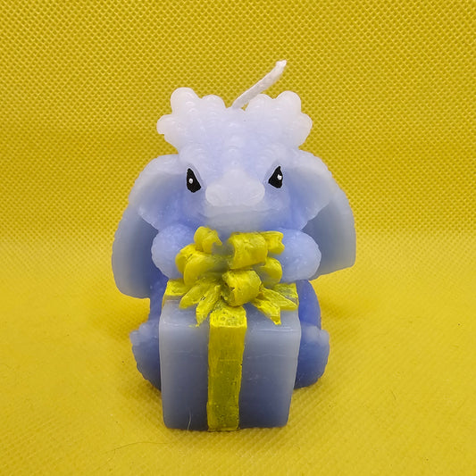Kleiner Drache  blau mit Geschenk