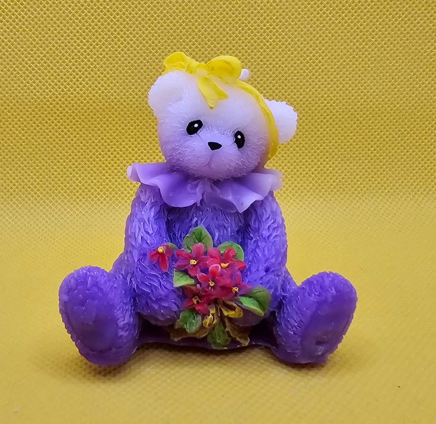 Bärchen violett  mit Schleife und Blumenstrauss