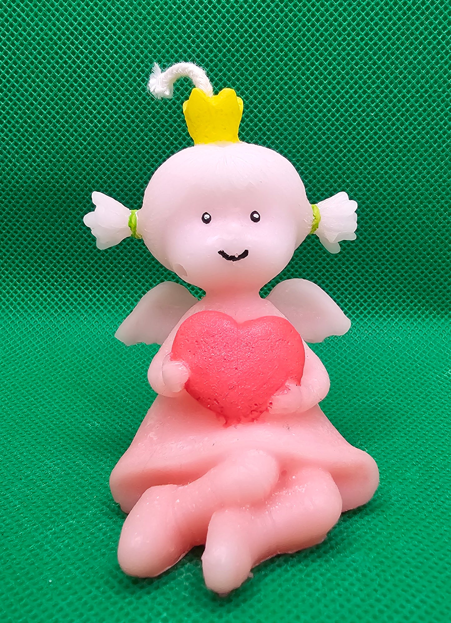 Engel mit Herz sitzend rosa klein